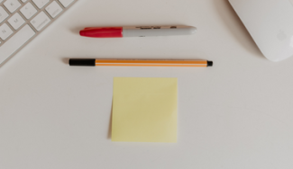 pen and post-it note on a desk